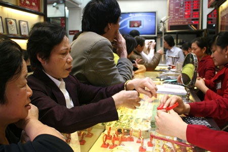 Giá vàng tăng mạnh rồi giảm nhanh - 1