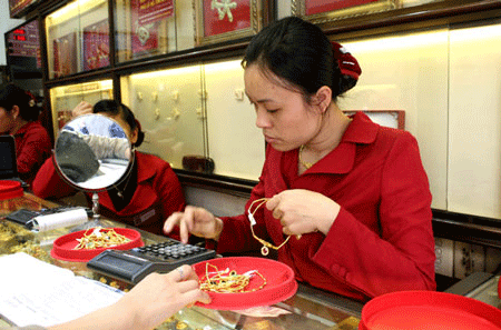 Vàng tiếp tục lao dốc, giao dịch trầm lắng - 1