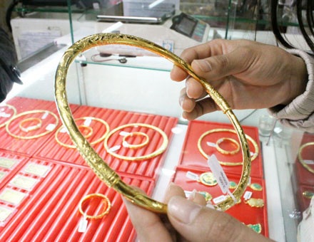 Vàng lao dốc, giao dịch trầm lắng - 1 Vàng lao dốc, giao dịch trầm lắng - 1