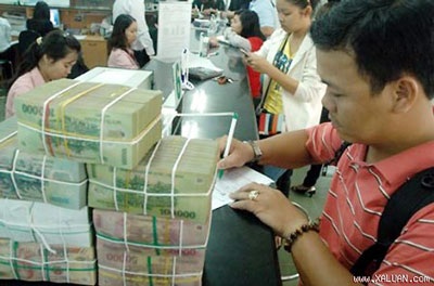 Ngân hàng đồng loạt đưa lãi suất xuống dưới 13%