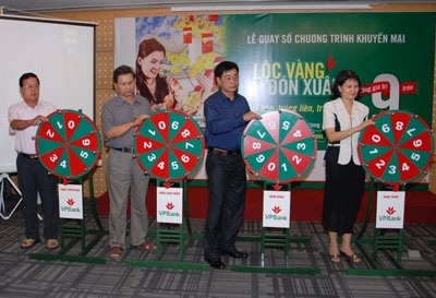 VPBank quay thưởng chương trình “Lộc Vàng đón Xuân” - 1 VPBank quay thưởng chương trình “Lộc Vàng đón Xuân” - 1