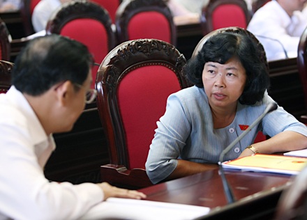 “Ô nhiễm văn hóa mặc” trong quảng cáo gây phản cảm - 2 “Ô nhiễm văn hóa mặc” trong quảng cáo gây phản cảm - 2