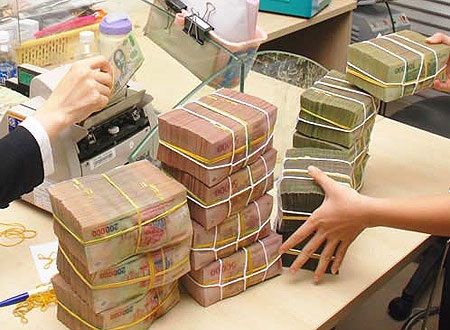 Vay mua bất động sản lãi suất thấp: Coi chừng mắc bẫy! - 1 Người tiêu dùng cẩn trọng với những chiêu bài vay vốn lãi suất thấp (ảnh minh họa).