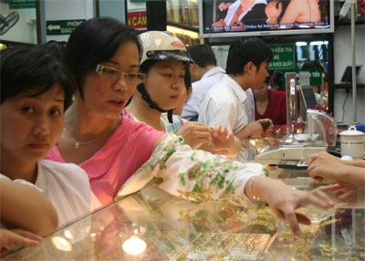 Giá vàng tiếp tục thẳng tiến - 1 Giá vàng tiếp tục thẳng tiến