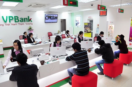Ngân hàng sát cánh cùng doanh nghiệp nhỏ và vừa - 2 Khách hàng đến ngân hàng tìm hiểu về Chương trình SME Success.