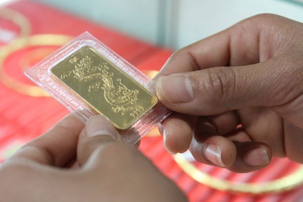 Vàng bất ngờ giảm mạnh do chốt lời - 1 Giá vàng tăng 450.000 đồng/lượng.