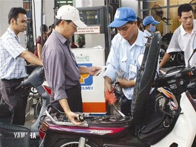 Xăng dầu lại tính chuyện tăng giá - 1 Xăng dầu lại tính chuyện tăng giá (ảnh minh họa).