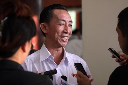 TS.Trần Hoàng Ngân trả lời báo giới bên hành lang kỳ họp (ảnh: Việt Hưng).