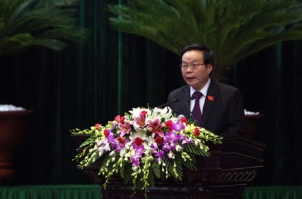 Bộ trưởng Bộ tài chính Vương Đình Huệ bên hành lang Quốc hội sáng nay 26/10.