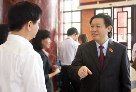 Bộ trưởng Bộ tài chính Vương Đình Huệ bên hành lang Quốc hội sáng nay 26/10.