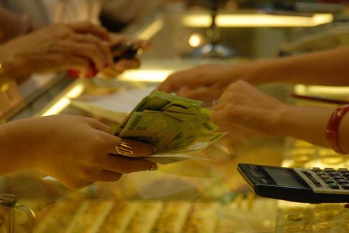 Người người đổ xô đi bán vàng, nhiều cửa hàng vàng đã phải viết phiếu