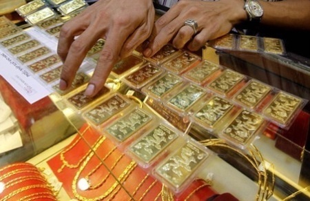 Giá vàng tiếp tục đi xuống - 1 Giá vàng trong nước vẫn cao hơn thế giới 3 triệu đồng/lượng (đã trừ chi phí).