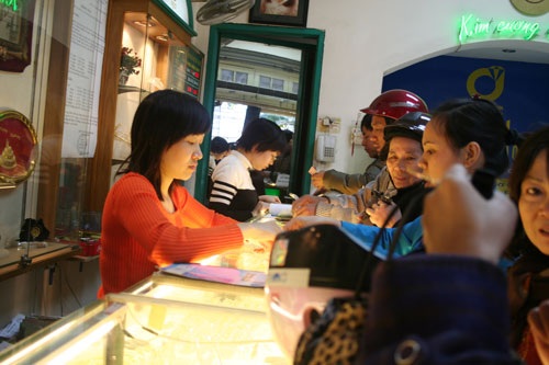 Tranh thủ chốt lời khi vàng vọt lên 48,1 triệu đồng/lượng.