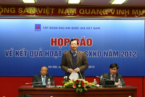 Petro Vietnam đã lên “kịch bản” ứng phó ở biển Đông - 1 Chủ tịch Phùng Đình Thực trả lời báo giới tại cuộc họp báo.