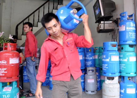 Giá gas tăng nhảy vọt, giảm nhỏ giọt - 1 Sau 4 tháng tăng liên tiếp, giá gas chỉ giảm có 12.000 đồng/bình.