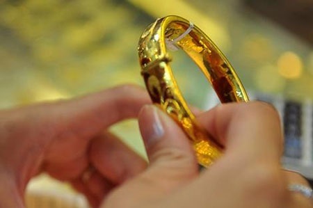 Hơn 4 tấn vàng SJC "nhà nước" chưa đủ hạ chênh lệch giá - 1 Giá vàng SJC đang cao hơn thế giới 3,7 triệu đồng/lượng.