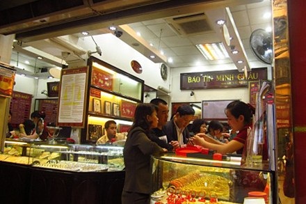Giá vàng miếng trong nước hiện cao hơn thế giới 4 triệu đồng/lượng.