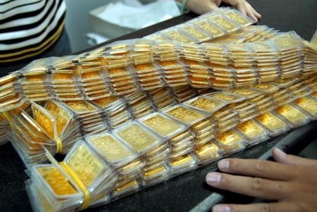 Giá vàng đồng loạt lao dốc, chênh lệch vẫn cao - 1 Chênh lệch giá vàng trong nước so với thế giới vẫn trên 3 triệu đồng/lượng.