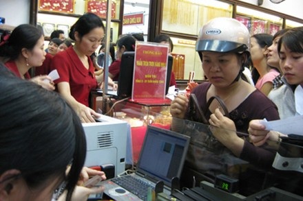 Giá vàng tiếp tục giảm - 1 Giá vàng SJC vẫn cao hơn thế giới 3,6 triệu đồng/lượng.