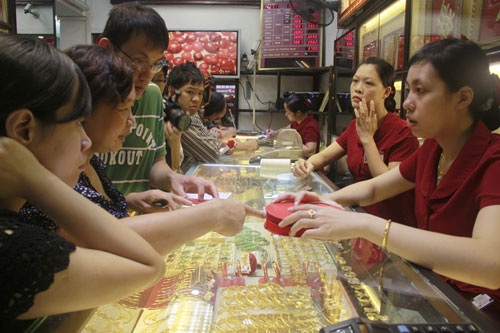 Giá vàng sẽ còn “lao dốc không phanh”? - 1 Vàng biến động mạnh phiên giao dịch hôm nay.