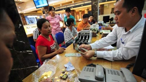 Giao dịch vàng không đúng điểm cấp phép sẽ bị phạt nặng - 1 Giao dịch vàng đúng nơi được cấp phép lợi cả đôi đường.