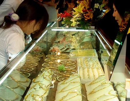 Vàng "nội" vẫn đắt hơn vàng "ngoại" 3,5 triệu đồng - 1 Chênh lệch giữa giá vàng trong nước và thế giới vẫn ở mức cao.