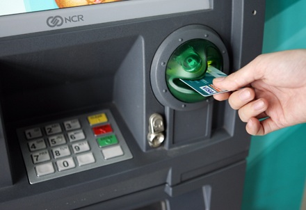 Ngân hàng nô nức... thu phí rút tiền ATM - 1 Từ 1/3 tới, nhiều ngân hàng thu phí rút tiền ATM nội mạng (Ảnh: Việt Hưng).