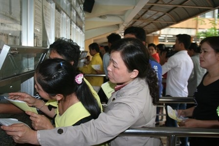 Chen chân mua thuốc chữa bệnh.