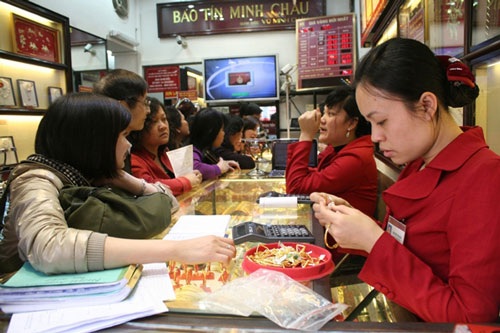 Nhộn nhịp mua vàng cầu may trong ngày Thần Tài - 1 Thị trường vàng nhộn nhịp trong ngày vía Thần Tài (ảnh: Mai Châm).