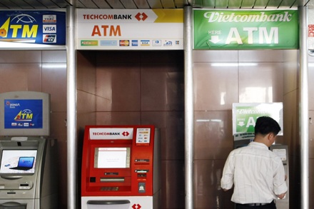 35 ngân hàng tiếp tục miễn phí rút tiền ATM nội mạng - 1 Người dân kỳ vọng dịch vụ rút tiền ATM
