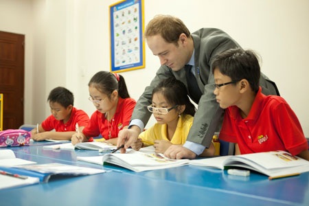 Sự khác biệt giữa Phonics và cách học tiếng Anh truyền thống - 1 Thầy Ben Longworth trong một giờ học Phonics tại I Can Read TPHCM.