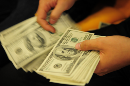 Ngân hàng chạy đua tăng giá USD - 1 Giá USD đang tăng mạnh (ảnh minh họa).