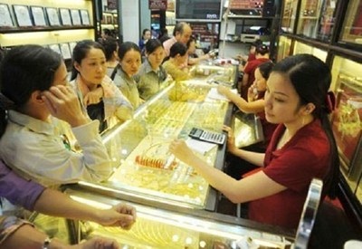 NHNN thử nghiệm đấu thầu vàng miếng - 1 Đấu thầu vàng sẽ giúp giá trong nước đi sát thế giới.