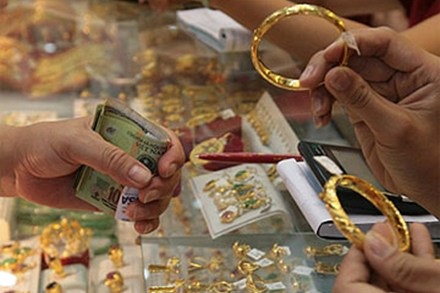 Vàng “xuyên thủng” đáy 2 năm, giảm tiếp gần 1 triệu đồng/lượng - 1 Giá vàng đang giảm rất nhanh (ảnh minh họa).