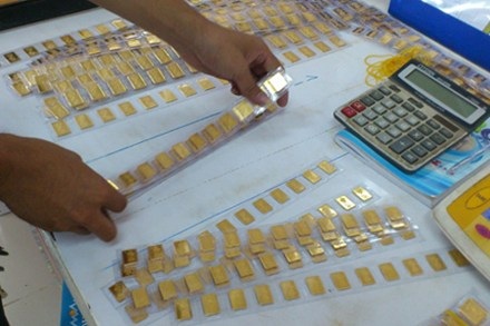 Giá vàng "nhảy múa" thất thường và bất thường - 1 Vàng lùi về vùng giá 42 triệu đồng/lượng (ảnh minh họa).