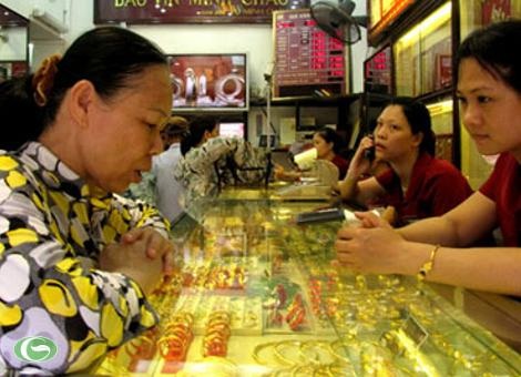 Vàng SJC vẫn cao hơn thế giới gần 3,2 triệu đồng/lượng - 1 Vàng SJC đang giao dịch dưới mốc 44 triệu đồng/lượng.