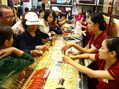 Đánh 10% thuế kinh doanh vàng miếng? - 1 Đánh thuế vàng sẽ hạn chế tình trạng vàng hóa nền kinh tế?