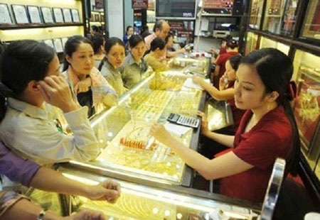Giá vàng tiếp tục tăng, chênh lệch giảm nhỏ giọt - 1 Giá vàng trong nước đang cao hơn thế giới 6,1 triệu đồng/lượng.