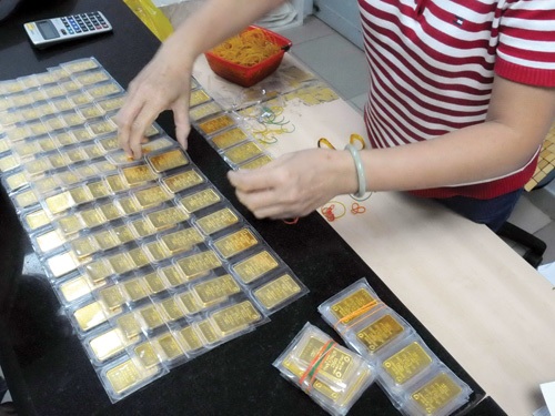 Cấm ngân hàng dùng vàng huy động để vay vốn - 1 Các TCTD không được chuyển đổi vốn huy động bằng vàng thành đồng Việt Nam.