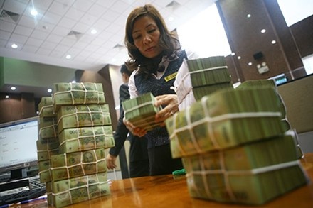 Lãi suất huy động VND đột ngột giảm mạnh - 1 Lãi suất huy động giảm mạnh.