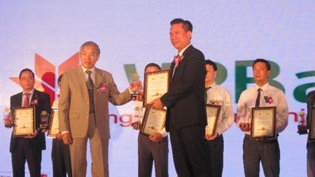 Lãnh đạo VPBank nhận danh hiệu Ngân hàng có chất lượng dịch vụ tốt nhất năm 2013.