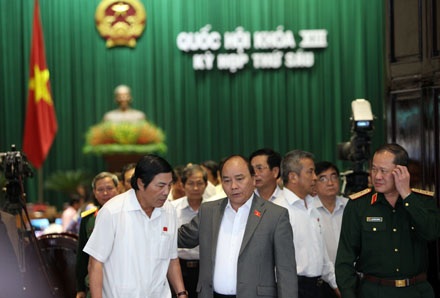Quốc hội “bấm nút” nâng trần bội chi lên 5,3% GDP - 1 Đại biểu Quốc hội trong giờ giải lao (ảnh: Việt Hưng).