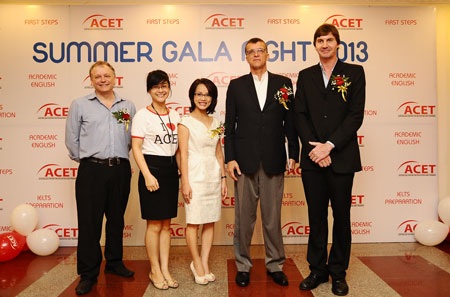 Đại sứ Australia bất ngờ với Đêm hội Tiếng Anh của teen Hà Nội - 1 Ông Hugh Borrowman, Đại sứ Australia tại Việt Nam (đứng thứ 4 từ trái sang)