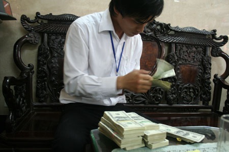 Giá USD bất ngờ tăng mạnh - 1 Giá USD tự do tăng mạnh lên mốc 21.650 đồng (ảnh: An Hạ).