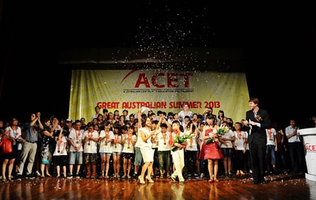 Đại sứ Australia bất ngờ với Đêm hội Tiếng Anh của teen Hà Nội - 4 Đêm Gala kết thúc trong niềm hân hoan của toàn thể các em học sinh và thầy cô tại ACET.