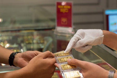 Cấm ngân hàng sử dụng trái phép vàng giữ hộ - 1 Ngân hàng không được sử dụng vàng giữ hộ của khách hàng trái với quy định.