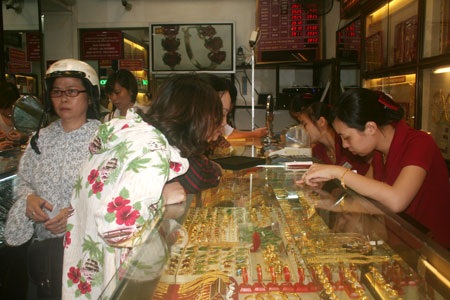 Vàng SJC đắt hơn giá thế giới 6 triệu đồng/lượng - 1 Vàng SJC lại cao hơn thế giới 6 triệu đồng/lượng.