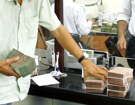 "Ế" vốn, ngân hàng đổ tiền vào trái phiếu chính phủ - 1 Tăng trưởng tín dụng thấp trong thời gian qua (ảnh minh họa).