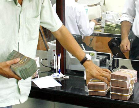 Chính thức công bố khoản thu lãi tiết kiệm gây tranh cãi - 1 Năm 2012, ngân hàng thu lãi từ tiền gửi lên tới 420.000 tỷ đồng (ảnh minh họa).
