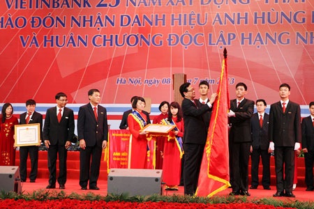 Thủ tướng Nguyễn Tấn Dũng trao Huân chương Độc lập hạng Nhất cho Vietinbank